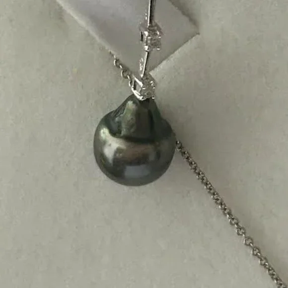 Gorgeous 14kwg, Diamond & Tahitian Pearl Necklace & Earrings